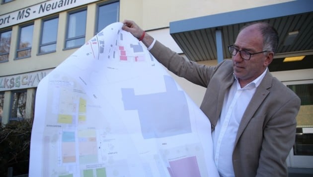 Halleins Bürgermeister Alexander Stangassinger mit den ersten Plänen für den Neubau der Volks- und Mittelschule Neualm. (Bild: Tröster Andreas)
