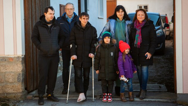 Dimitri, Graf, Familie Lymanskyi und Bürgermeisterin Töpfl vor dem Tor der neuen Bleibe. (Bild: Klaus Schindler)