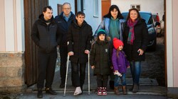 Dimitri, Graf, Familie Lymanskyi und Bürgermeisterin Töpfl vor dem Tor der neuen Bleibe. (Bild: Klaus Schindler)