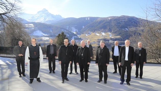 Die Teilnehmer der Konferenz mit Gastgeber Bischof Glettler (4. v. li.) beim Auftakt (Bild: Birbaumer Christof)