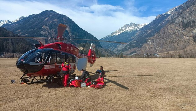 Der Schwerverletzte wurde vom Rettungshubschrauber RK1 ins Klinikum Klagenfurt geflogen. (Bild: ARA Flugrettung)