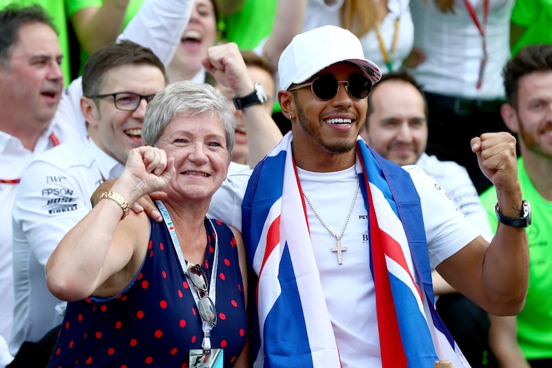 Lewis Hamilton is trying to consciously enjoy the time with his family. (Bild: APA/AFP/GETTY IMAGES/CLIVE ROSE)