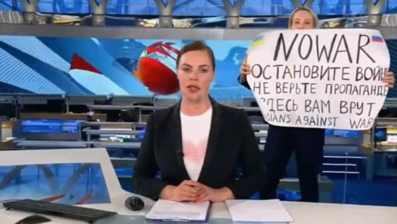 Die 44-Jährige hatte am 14. März während einer Live-Fernsehsendung mit einem Plakat gegen den russischen Einmarsch in die Ukraine protestiert. (Bild: twitter.com (Screenshot))