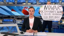 Owsjannikowa hatte am 14. März 2022 während einer Live-Fernsehsendung mit einem Plakat gegen den russischen Einmarsch in die Ukraine protestiert. (Bild: twitter.com (Screenshot))