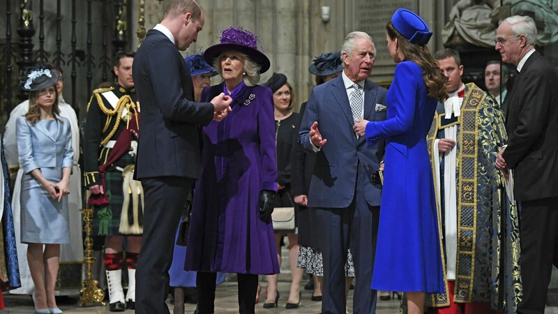 Herzogin Kate plauderte vor der Zeremonie mit Prinz Charles, Prinz William mit Herzogin Camilla. (Bild: AFP )