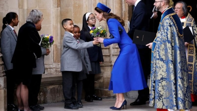 Herzogin Kate freute sich über die Blumen, die ihr vor der Kirche von Kindern überreicht wurden. (Bild: AFP )