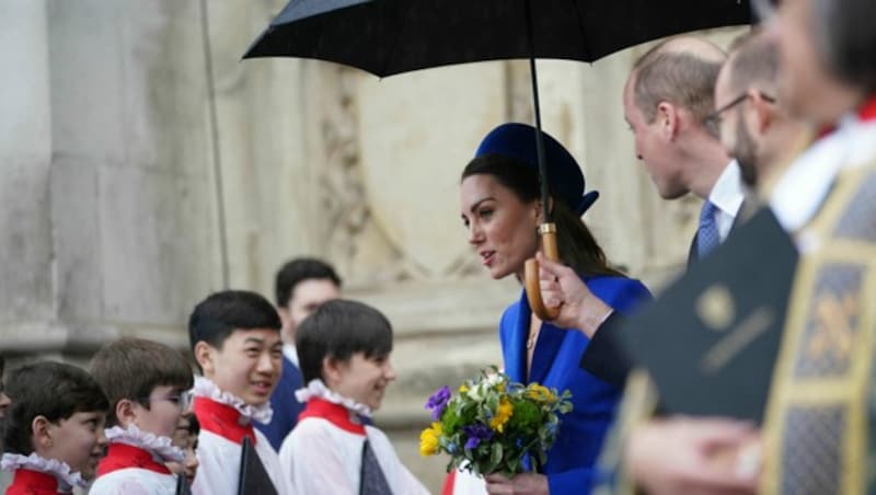 Herzogin Kate plauderte mit dem Ministranten, während ihr Prinz William den Regenschirm hielt. (Bild: AFP )