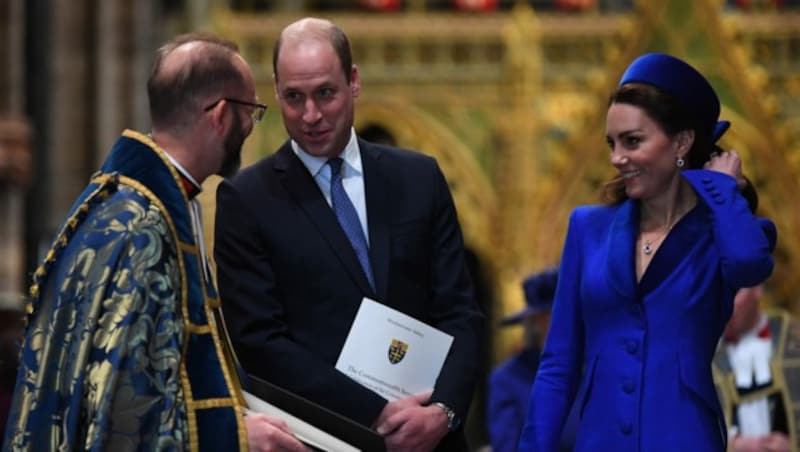 Herzogin Kate und Prinz William im Gespräch mit einem Priester in der Westminster Abbey (Bild: AFP)