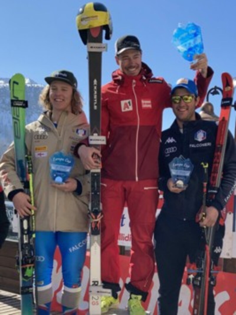 Mathias Graf (M.) hatte auch im zweiten Europacuprennen in San Pellegrino die Nase vorne und triumphierte vor den beiden Italienienern Simone Deromedis (li.) und Dominik Zuech (re.). (Bild: ÖSV)