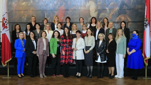 Die frischgewählten Tiroler Bürgermeisterinnen mit LT-Präsidentinnen, Landesrätinnen und LHStv. Felipe (vorne Mitte). (Bild: Birbaumer Christof)