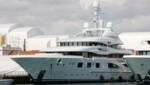 Der Oligarch Sergej Tschemesow muss ohne seine Super-Jacht „Valerie“ auskommen - sie wurde in Barcelona an die Kette gelegt. (Bild: REUTERS)