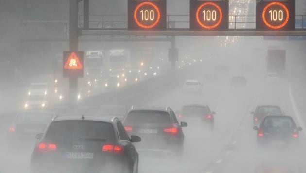 Tempolimit 100 auf Autobahnen bald Realität? (Bild: APA/dpa/Frank Rumpenhorst)