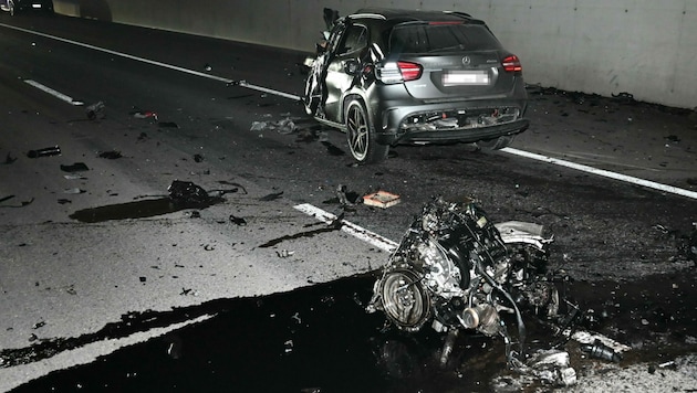 Durch die Wucht des Aufpralls wurde der Motorblock aus dem Mercedes gerissen. (Bild: Kapo St. Gallen)