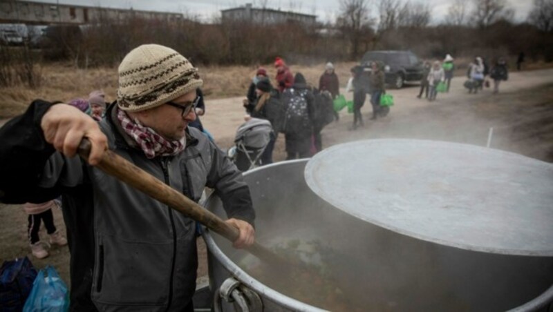 Ein Freiwilliger kocht an einer Zugstation in Tschechien Suppe für Kriegsflüchtlinge. (Bild: Associated Press)