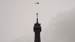 Ein Eurocopter Ecureuil 2 Helikopter installierte die Antenne an der Spitze des berühmtesten Wahrzeichens von Paris. (Bild: AP)