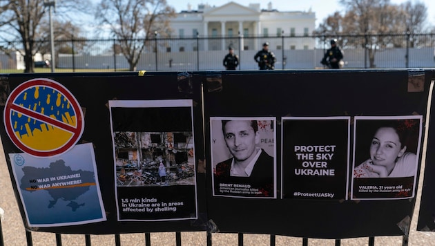 Ein Bild des Journalisten Brent Renaud vor dem Weißen Haus in Washington (Bild: AP)