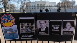 Ein Bild des Journalisten Brent Renaud vor dem Weißen Haus in Washington (Bild: AP)