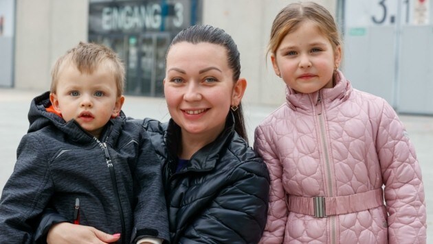 Olma Livbarska mit ihren Kindern Amelia (5) und Dario (2) (Bild: Tschepp Markus)