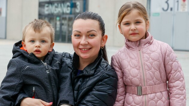 Olma Livbarska mit ihren Kindern Amelia (5) und Dario (2) (Bild: Tschepp Markus)