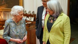 Queen Elizabeth empfing am Dienstag ihre Stellvertreterin aus Kanada, Generalgouverneurin Mary Simon und deren Mann Whit Fraser, zum Tee. (Bild: AP)