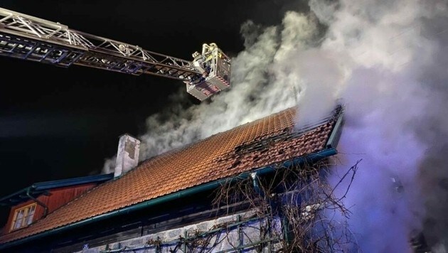 Im Dachgeschoss brach der Brand aus (Bild: FF Seeboden)