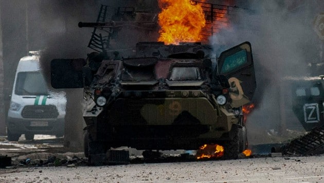 Ein russischer Panzer in Flammen (Bild: AP)