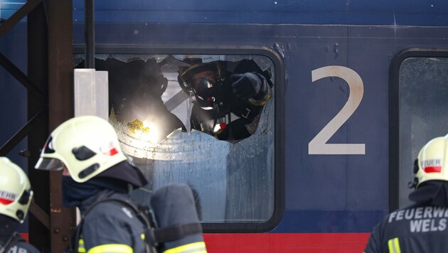 Der Feuerwehreinsatz am Welser Bahnhof (Bild: laumat.at/Matthias Lauber)