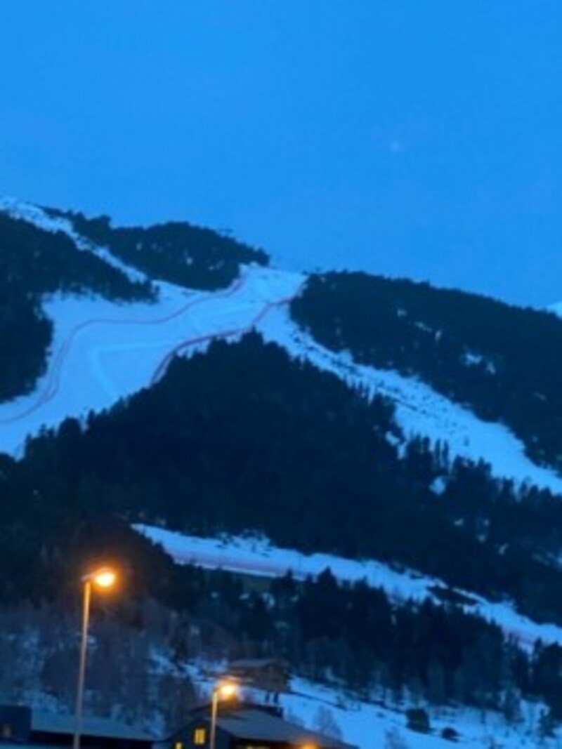 Die „verstaubte“ Piste in Andorra: Bereits um 7.30 Uhr wurde die für heute geplante Damen-Abfahrt abgesagt. (Bild: Emily Schöpf)