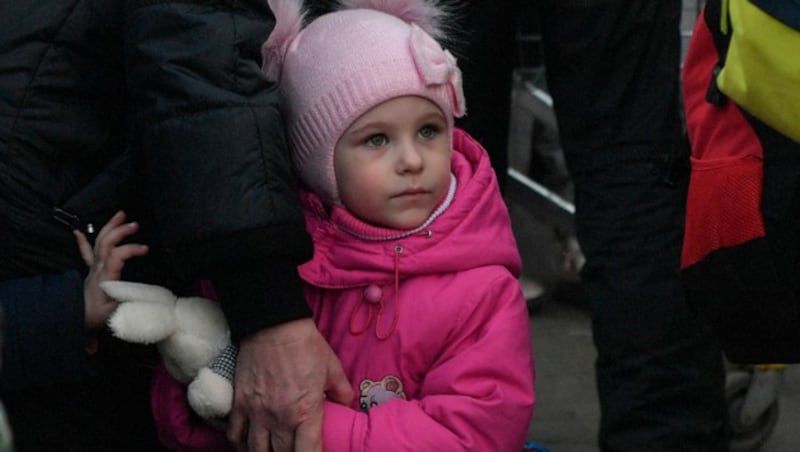 Dieses Mädchen ist mit seiner Großmutter nach Polen geflüchtet. (Bild: AFP)