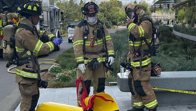 Spezialisten der Feuerwehr untersuchten das verdächtige Pulver am Apple Campus in Cupertino - und gaben dann Entwarnung. (Bild: twitter.com/sccfiredept)