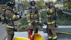 Spezialisten der Feuerwehr untersuchten das verdächtige Pulver am Apple Campus in Cupertino - und gaben dann Entwarnung. (Bild: twitter.com/sccfiredept)