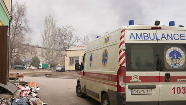 Ein Rettungswagen bei einem Spital in Mariupol (Bild: AP)