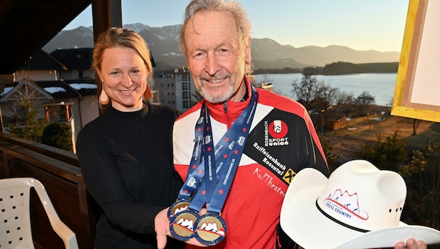 Der leidenschaftliche Langläufer Willi Tschemernjak mit seiner Tochter Caroline und seinen drei Goldmedaillen. (Bild: Sobe Hermann)