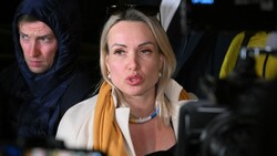 Die wegen ihrer Kritik an Russlands Krieg gegen die Ukraine bekannt gewordene frühere russische Fernsehredakteurin Marina Owsiannikowa ist nach eigenen Angaben aus dem Hausarrest geflohen. (Bild: APA/AFP)