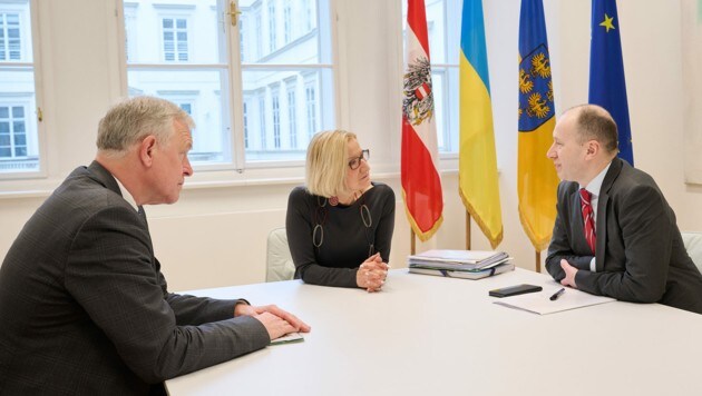 Landeshauptfrau Johanna Mikl-Leitner im Gespräch mit Botschafter Vasyl Khymynets und Landesrat Martin Eichtinger. (Bild: NLK Pfeiffer)