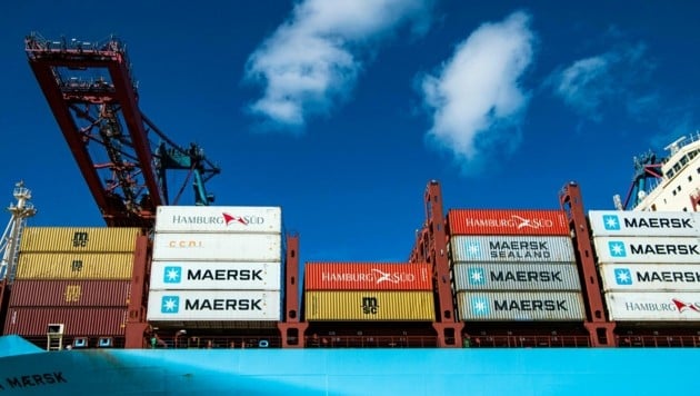 Containerschiffe drosseln mittlerweile das Tempo, um so Treibstoff zu sparen, sind dadurch aber auch deutlich länger unterwegs. Und trotzdem steigen die Frachtkosten immer weiter. (Bild: AFP)