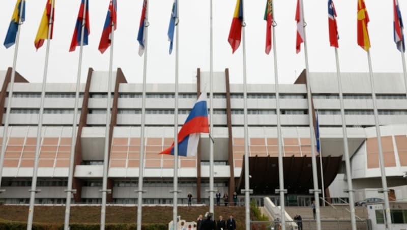 Die russische Flagge wurde vor dem Sitz des Europarats in Straßburg entfernt. (Bild: AP)