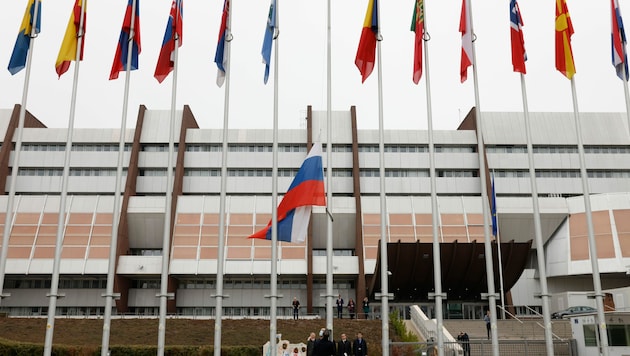 Die russische Flagge wurde vor dem Sitz des Europarats in Straßburg entfernt. (Bild: AP)