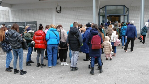 Ankunft der ersten Flüchtlinge im Ankunftszentrum auf der Messe Graz (Bild: Christian Jauschowetz)