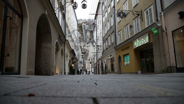 Eingesperrt! Vor zwei Jahren ging Salzburg in den ersten Lockdown der Pandemie. Die Straßen blieben leer. (Bild: Tröster Andreas)