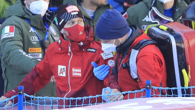 Nach seinem Einfädler in Wengen musste Christian Hirschbühl mit einem Schienbein- und Außenknöchelbruch aus dem Zielraum gestützt werden. (Bild: Christof Birbaumer / Kronenzeitung)