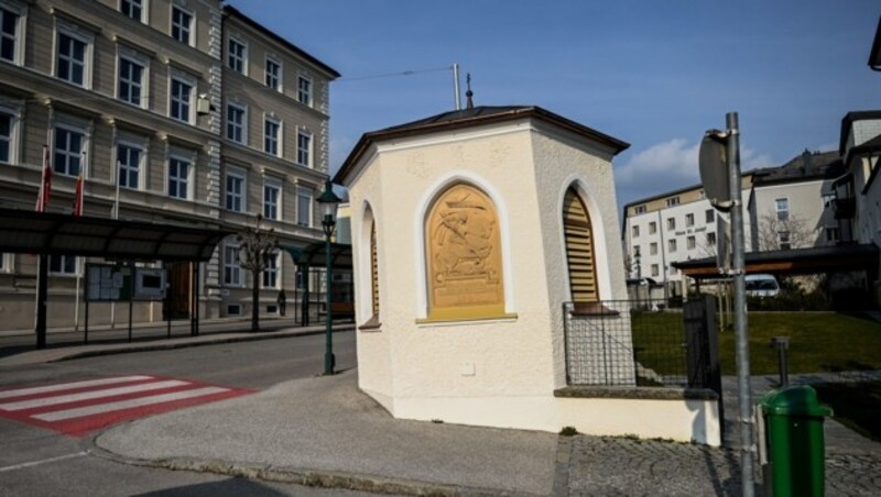 Vor zwei Jahren wurde die 1965 errichtete Gmundner Pfarrhofkapelle renoviert. Ein Abriss kommt trotz der schiefen Wände für Stadtpfarrer Gerald Geyrhofer nicht in Frage. (Bild: Wenzel Markus)