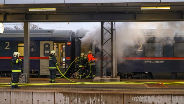 Die Welser Feuerwehr löschte den brennenden Sitzwaggon. (Bild: Lauber/laumat.at Matthias)