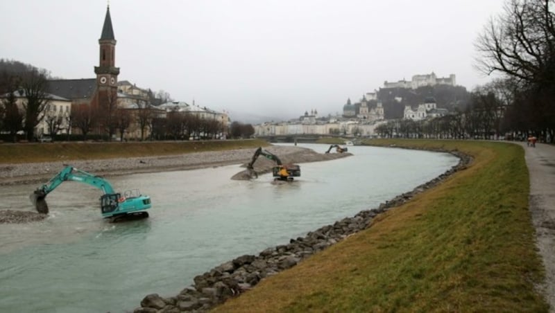 Die Baggerarbeiten für den Hochwasserschutz in der Salzach bringen nicht nur Tonnen an Kies und Steinen zum Vorschein. Auch ein Tresor lag im Fluss. (Bild: Tröster Andreas)