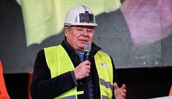 Steinkellner als Redner beim Westring-Tunneldurchschlag. (Bild: Alexander Schwarzl)