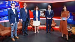 v.l.n.r. Klaus Knittelfelder (Journalist, Kronen Zeitung), Johannes Benigni (Energiemarkt- und Ölexperte), Monika Köppl-Turyna (Direktorin Eco Austria), Magnus Brunner (Finanzminister, ÖVP) und Moderatorin Katia Wagner (Bild: Zwefo)