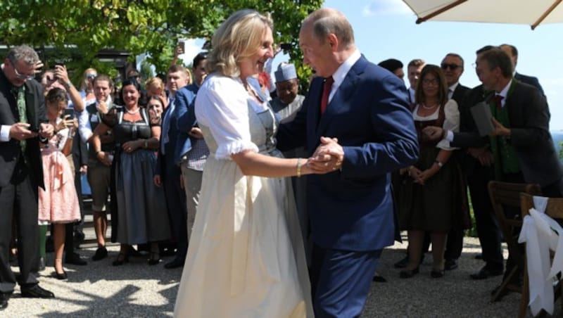 Eineinhalb Stunden war Putin bei der Hochzeit im südsteirischen Gamlitz zugegen. Er überreichte der Braut Blumen, ließ einen Kosaken-Chor für sie singen und tanzte auch mit ihr. (Bild: APA/Roland Schlager)