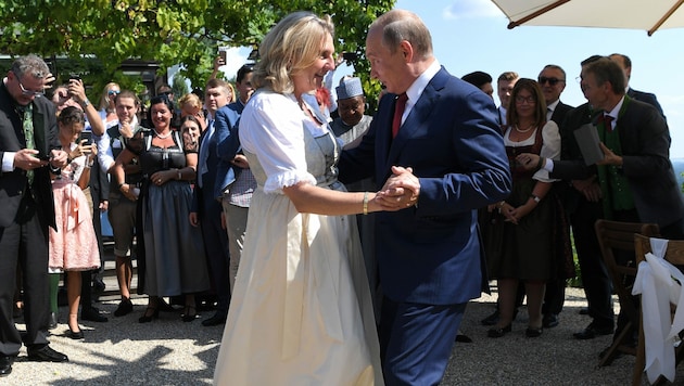 Wladimir Putin mit der damaligen Außenministerin Karin Kneissl bei ihrer Hochzeit 2018 (Bild: APA/Roland Schlager)