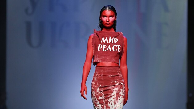 Mit blutigen Outfits hat der Designer Jean Gritsfeldt aus Kiew bei der Berliner Fashion Week ein Zeichen gegen den Krieg in seiner Heimat gesetzt. (Bild: Jens Kalaene / dpa / picturedesk.com)