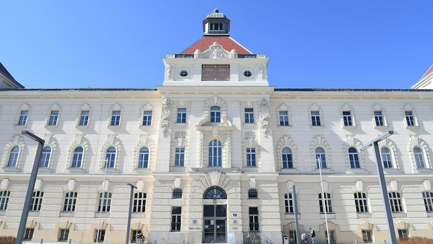 Ein 53-Jähriger musste sich jetzt am Landesgericht St. Pölten wegen NS-Wiederbetätigung verantworten. (Bild: P. Huber)